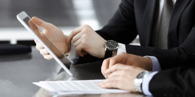 タブレットと資料を使って、打ち合わせするイメージ写真